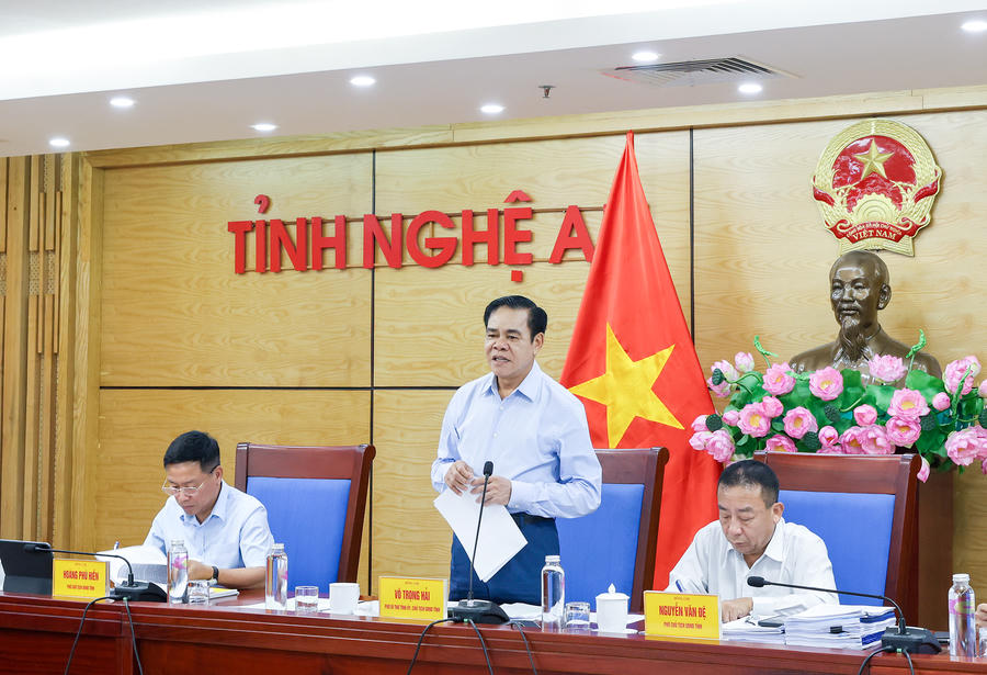 Chủ tịch UBND tỉnh Nghệ An Võ Trọng Hải chủ trì phiên họp.