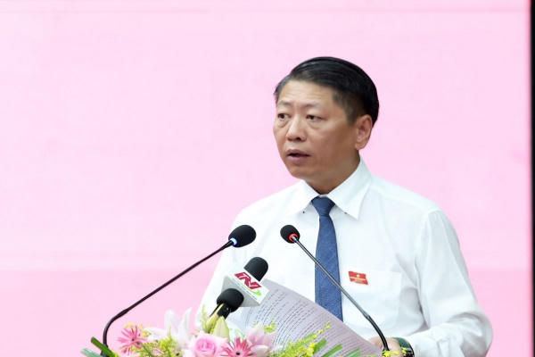 Ông Trần Song Tùng, Ủy viên Ban Thường vụ Tỉnh ủy, Phó Chủ tịch Thường trực UBND tỉnh Ninh Bình phát biểu tại kỳ họp.