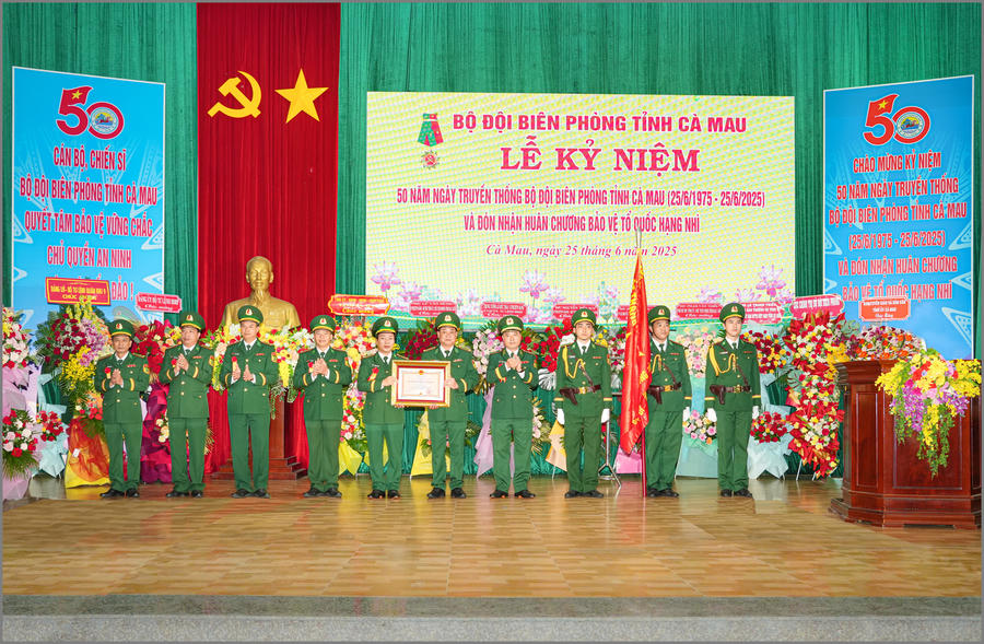 Thiếu tướng Trần Ngọc Hữu - Phó Tư lệnh BĐBP (thứ tư từ phải sang), thừa ủy quyền của Chủ tịch nước trao Huân chương Bảo vệ Tổ quốc hạng Nhì cho BĐBP tỉnh Cà Mau nhân dịp kỷ niệm 50 năm Ngày truyền thống lực lượng (25/6/2025).