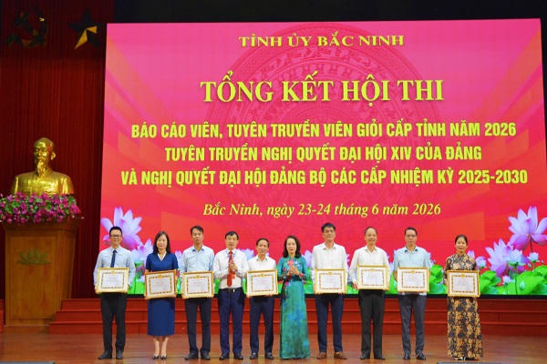 Lãnh đạo tỉnh Bắc Ninh trao tặng Bằng khen của Ban Thường vụ Tỉnh ủy cho các tập thể có thành tích xuất sắc trong công tác tham mưu tổ chức Hội thi.