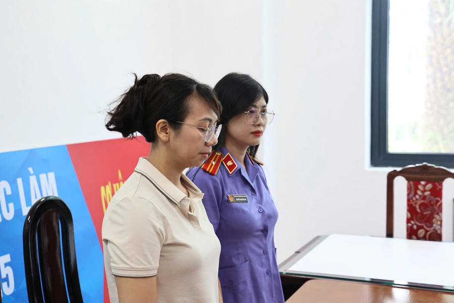 Cơ quan tố tụng tống đạt lệnh khởi tố, bắt tạm giam đối với Lê Thị Hồng Nhung (áo trắng).
