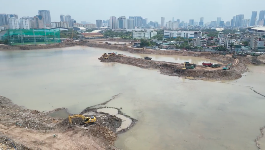 Công nhân vẫn tích cực thi công mặc dù nắng nóng.