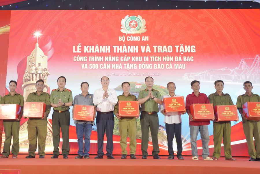 Thượng tướng Phạm Thế Tùng, ông Nguyễn Hồ Hải và Thiếu tướng Hồ Việt Triều trao 20 suất quà cho các hộ gia đình chính sách, người có công với cách mạng và hộ dân có hoàn cảnh khó khăn trên địa bàn tỉnh Cà Mau.