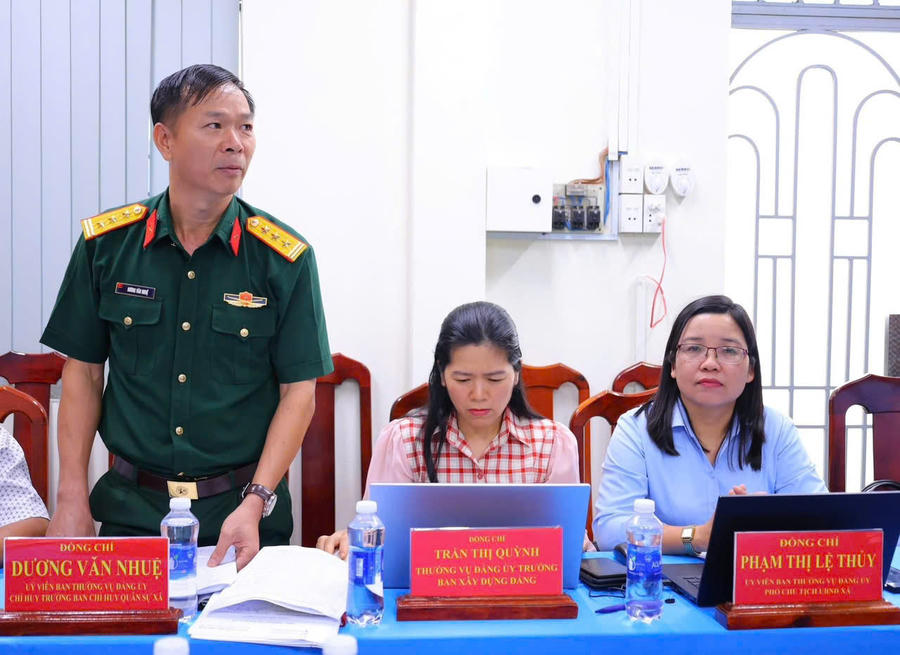 Đại biểu trình bày ý kiến.