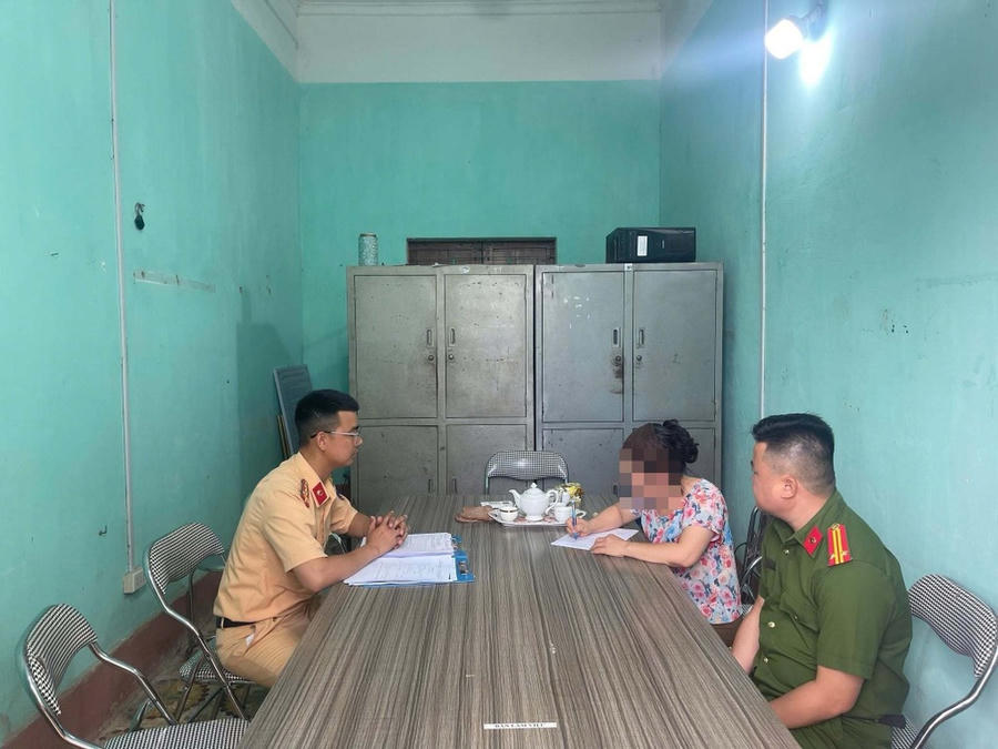 Lực lượng chức năng làm việc với bà L.T.L. (Ảnh: Cục CSGT).