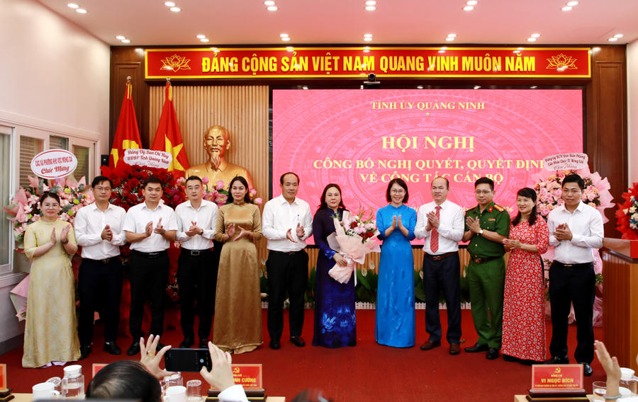 Tập thể lãnh đạo phường Móng Cái 1 tặng hoa chúc mừng bà Nguyễn Thị Hiền, Bí thư Đảng ủy phường Móng Cái 1.
