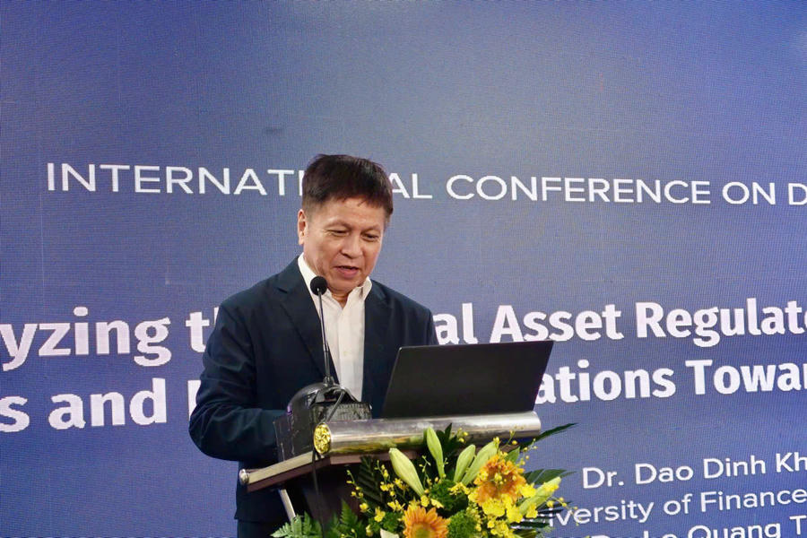 TS. Đào Đình Khả, Nguyên vụ trưởng Vụ Công nghệ thông tin, Bộ Khoa học và Công nghệ, Giảng viên cao cấp Trường Đại học Tài chính - Ngân hàng Hà Nội trình bày tham luận tại Hội thảo