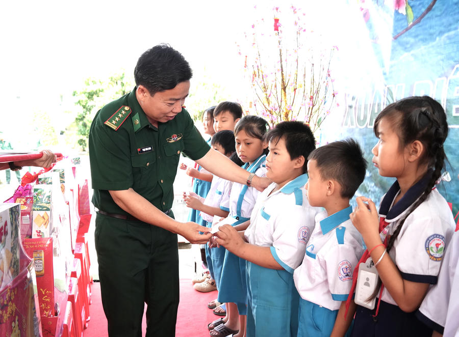 Đại tá Phạm Minh Giang – Tỉnh ủy viên, Chính ủy Ban Chỉ huy BĐBP tỉnh Cà Mau trao học bổng cho học sinh nghèo vượt khó trên địa bàn khu vực biên giới biển.