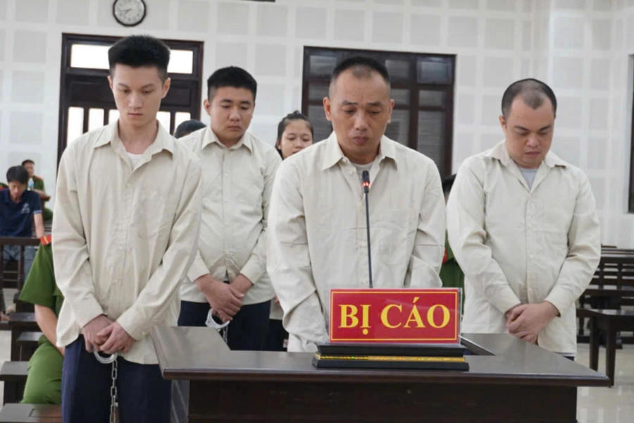 Các bị cáo nhận bản án từ 10 - 15 năm tù cho hành vi phạm pháp của mình. Ảnh Dân Trí Các bị cáo nhận bản án từ 10 - 15 năm tù cho hành vi phạm pháp của mình. Ảnh Dân Trí