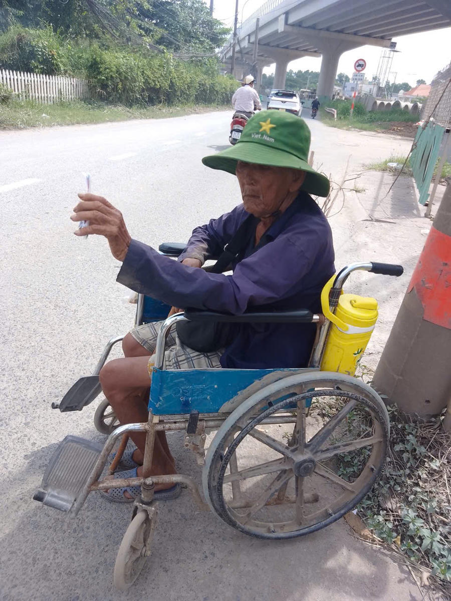Mặc dù vất vả, nhưng người bán bé số dạo luôn sống vui, sống có ích cho đời, không muốn phiền lụy đến ai