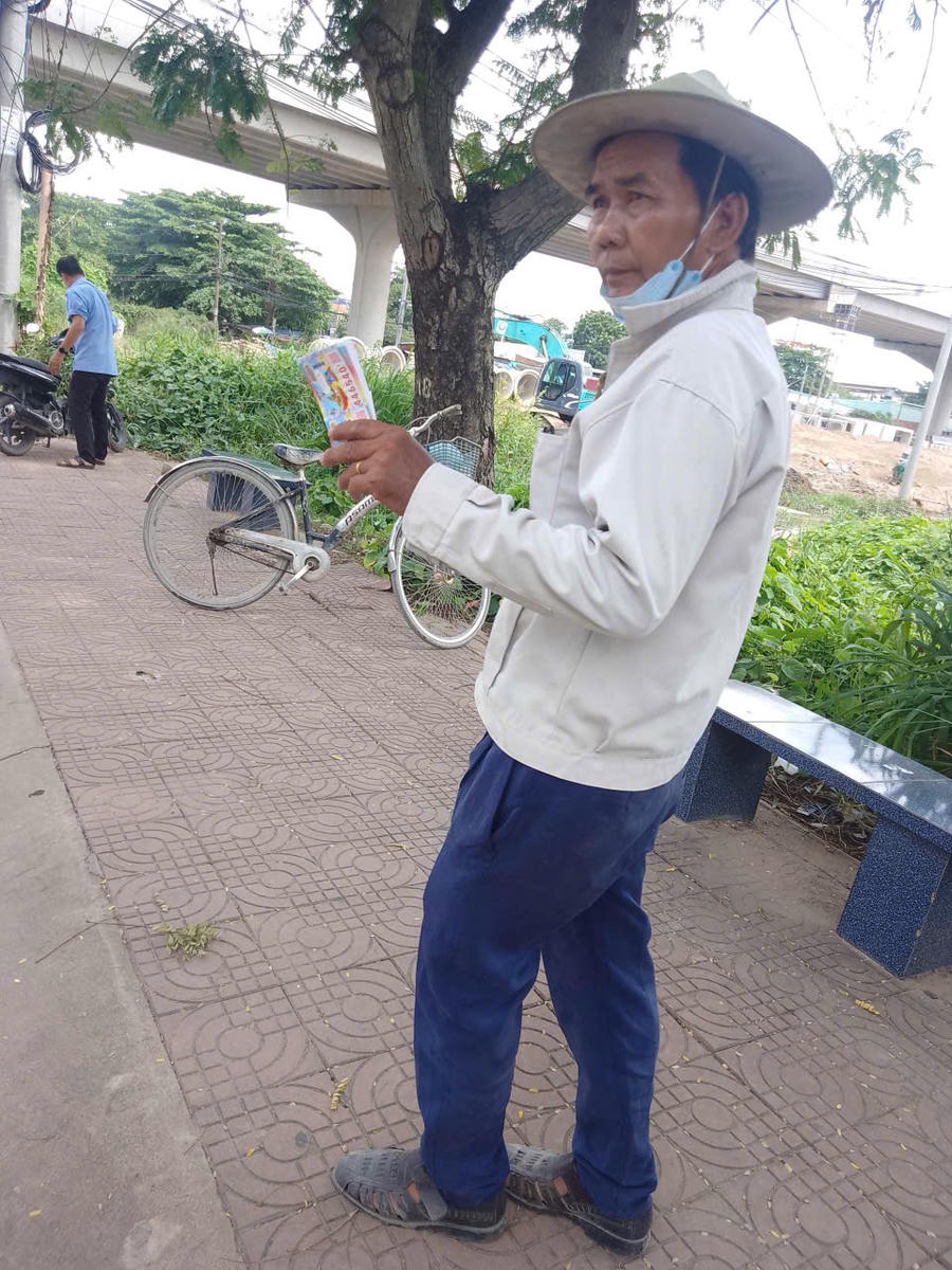Niềm vui của người bán vé số dạo là mong sao vé được bán hết