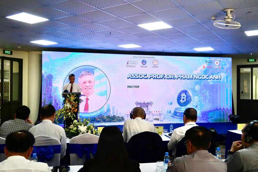 PGS.TS Phạm Ngọc Ánh, Hiệu trưởng FBU phát biểu đề dẫn Hội thảo.