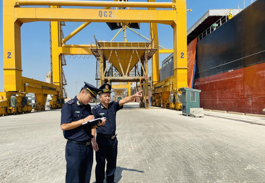 Công chức Hải quan khu vực VIII kiểm tra hàng hóa tại khu vực cảng.