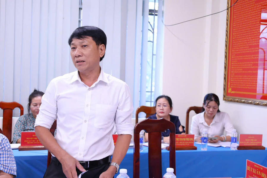 Đại biểu trình bày ý kiến.