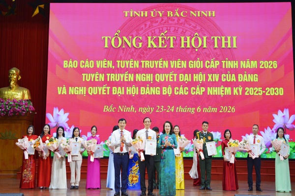 Bà Nguyễn Thị Hương, Phó Bí thư Thường trực Tỉnh ủy, Trưởng Đoàn đại biểu Quốc hội tỉnh Bắc Ninh  và ông Nguyễn Đình Lợi, Trưởng Ban Tuyên giáo và Dân vận Tỉnh ủy, trao giải Nhất cho thí sinh Nguyễn Văn Nguyên, giảng viên Trường Chính trị Nguyễn Văn Cừ, tỉnh Bắc Ninh. 