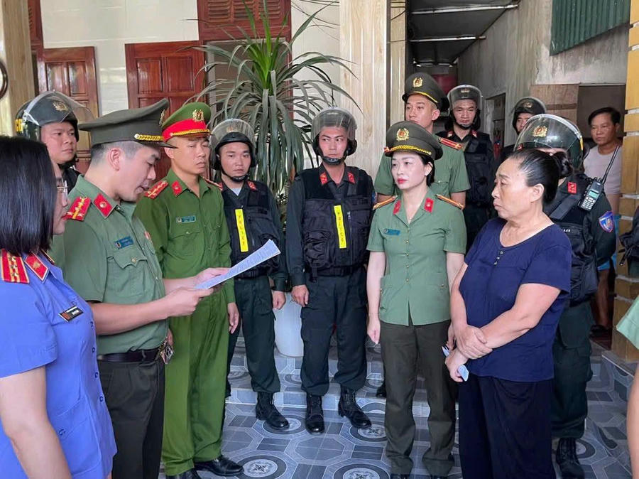 Tống đạt&nbsp;quyết định khởi tố bị can và thực hiện các biện pháp tố tụng đối với Lê Thị Thủy.