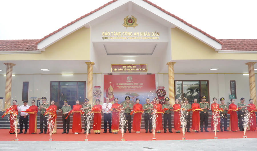 Thượng tướng Phạm Thế Tùng, ông Nguyễn Hồ Hải và Thiếu tướng Hồ Việt Triều cùng lãnh đạo các đơn vị thuộc Bộ Công an và đơn vị thi công thực hiện nghi thức cắt băng khánh thành công trình nâng cấp, sửa chữa Khu di tích lịch sử quốc gia Hòn Đá Bạc.