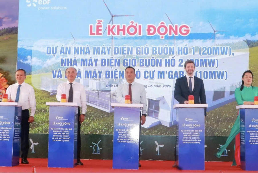 Lãnh đạo tỉnh Đắk Lắk, doanh nghiệp bấm nút khởi động dự án điện gió. Ảnh: V.L