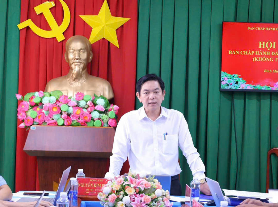 Ông Nguyễn Kim Phước, Bí thư Đảng ủy, Chủ tịch HĐND xã chủ trì hội nghị.