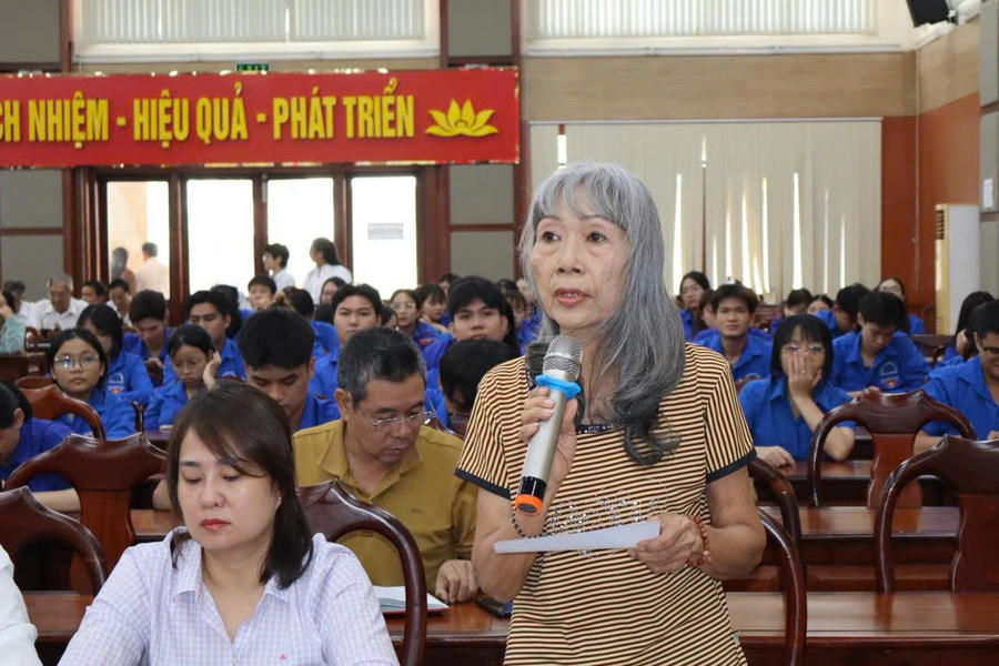 Người dân trình bày ý kiến.