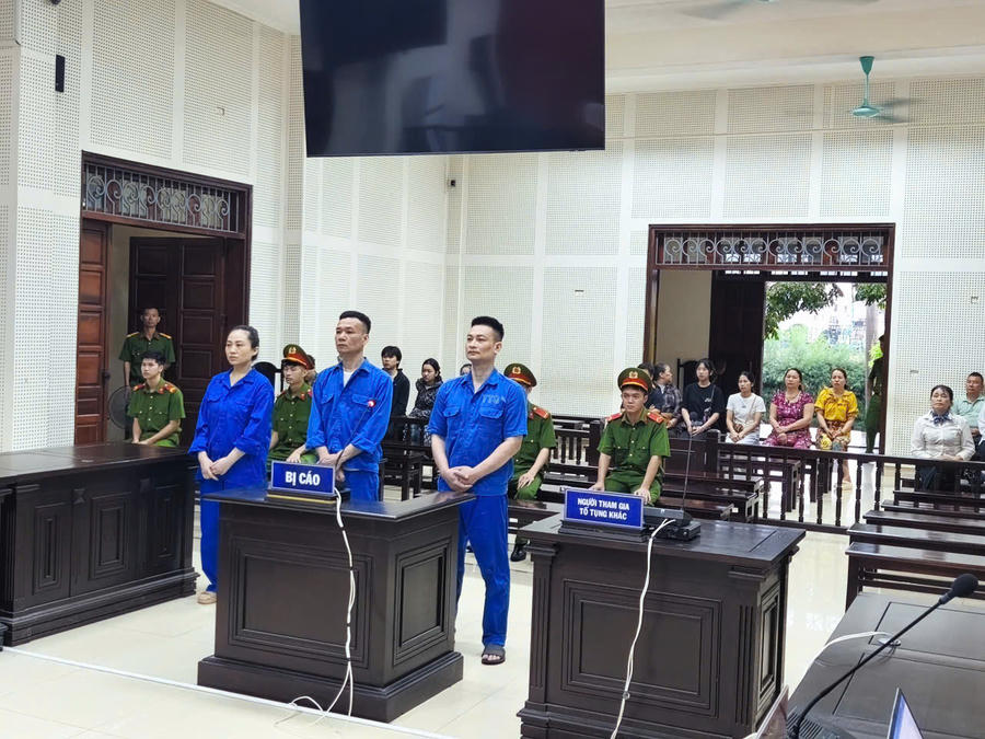 Các bị cáo Trần Văn Thanh, Nguyễn Thị Hà và La Văn Ý tại phiên tòa xét xử về tội “Bắt cóc nhằm chiếm đoạt tài sản”. Các bị cáo Trần Văn Thanh, Nguyễn Thị Hà và La Văn Ý tại phiên tòa xét xử về tội “Bắt cóc nhằm chiếm đoạt tài sản”.