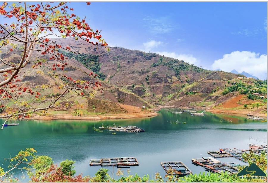Vẻ đẹp lòng hồ thủy điện Sơn La. Ảnh: mocchautourism.com