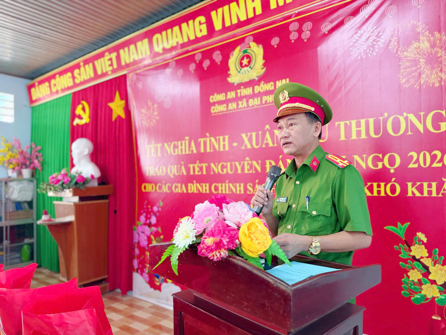 Thượng tá Nguyễn Đình Khuyên phát biểu tại chương trình "Tết nghĩa tình - Xuân yêu thương" do Công an xã Đại Phước tổ chức trao quà cho các gia đình chính sách, gia đình khso khăn trên địa bàn.  . 