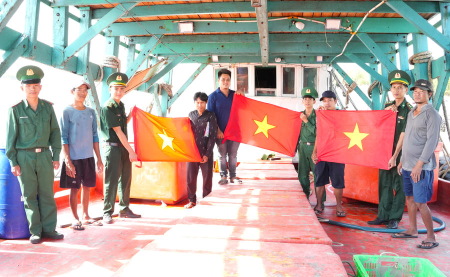 Cán bộ Đồn BP Rạch Gốc tuyên truyền pháp luật, trao tặng cờ Tổ quốc cho ngư dân, tiếp thêm động lực để bà con vươn khơi bám biển, tham gia bảo vệ chủ quyền biển, đảo.