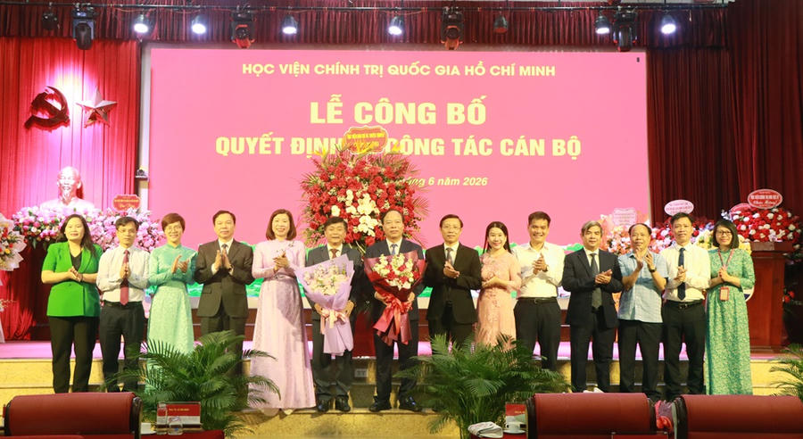 Ban Chấp hành Đảng bộ, lãnh đạo các đơn vị tặng hoa chúc mừng PGS,TS. Phạm Minh Sơn và PGS,TS. Mai Đức Ngọc