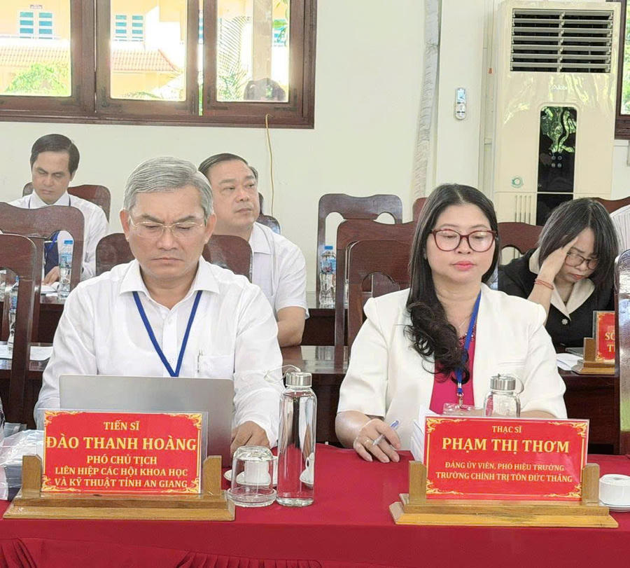 Các đại biểu tham dự hội thảo.