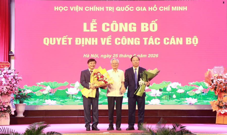 GS,TS. Tạ Ngọc Tấn, nguyên Uỷ viên Ban Chấp hành Trung ương Đảng, nguyên Giám đốc Học viện Chính trị quốc gia Hồ Chí Minh tặng hoa chúc mừng PGS,TS. Phạm Minh Sơn và PGS,TS. Mai Đức Ngọc