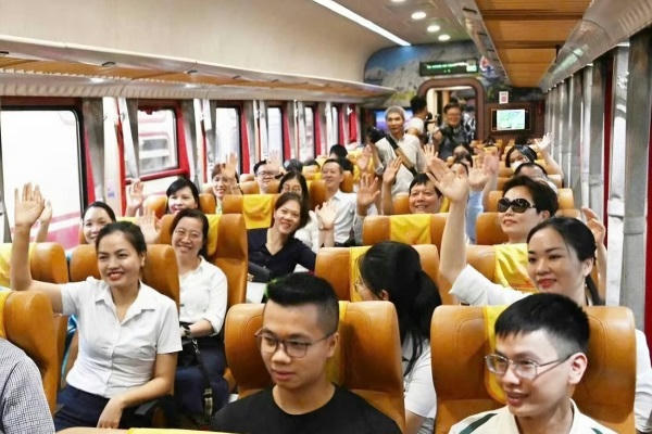 Các Y bác sĩ, nhân viên y tế Bệnh viện Bạch Mai tâm trạng háo hức xen lẫn xúc động khi lên tàu xuất phát về Bệnh viện Bạch Mai cơ sở Ninh Bình.