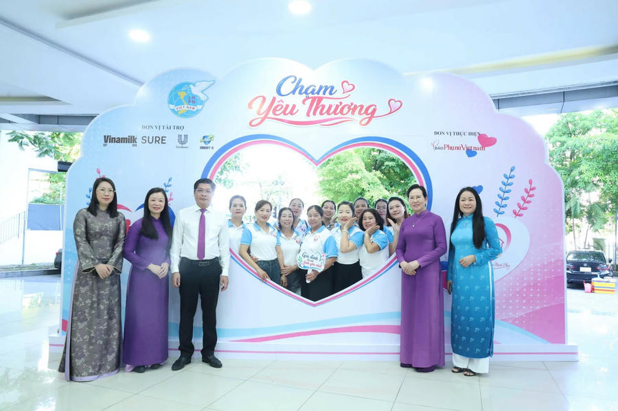 Các Đại biểu chụp ảnh lưu niệm tại sự kiện.