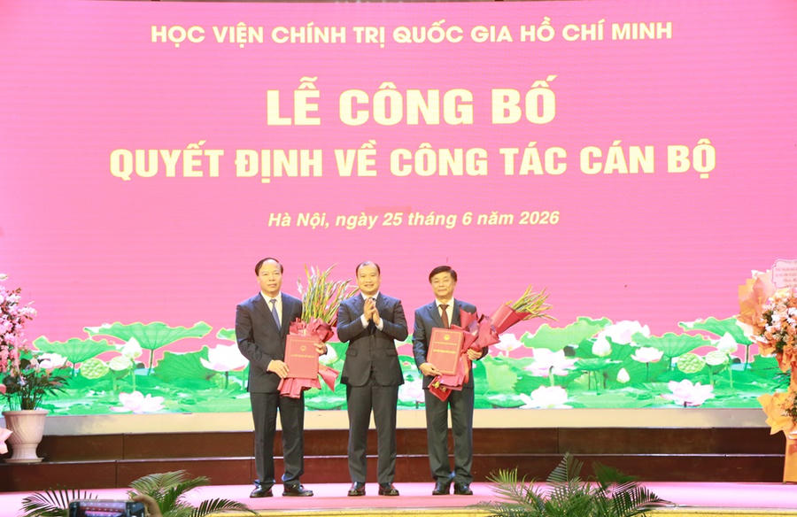 PGS,TS. Lê Hải Bình, Ủy viên Ban Chấp hành Trung ương Đảng, Phó Giám đốc thường trực Học viện Chính trị quốc gia Hồ Chí Minh trao quyết định và tặng hoa chúc mừng PGS,TS. Phạm Minh Sơn và PGS,TS. Mai Đức Ngọc