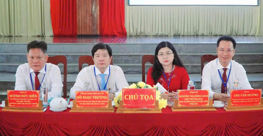 Các đại biểu tham dự.