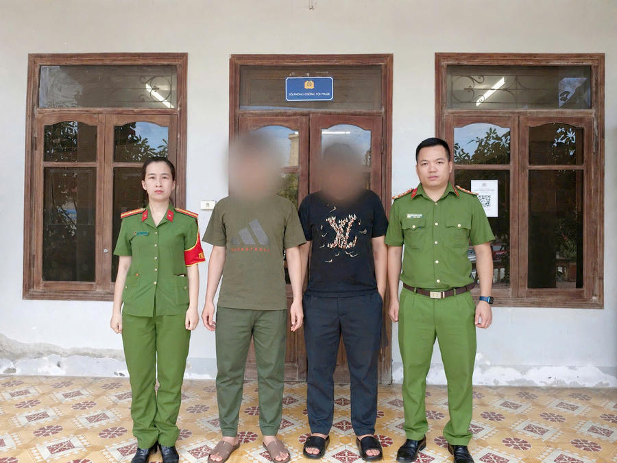 Làm việc với người vi phạm tại trụ sở Công an phường Yên Bái.