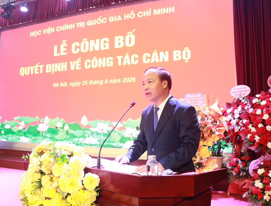 PGS,TS. Mai Đức Ngọc, Phó Giám đốc Thường trực Học viện Báo chí và Tuyên truyền phát biểu nhận nhiệm vụ