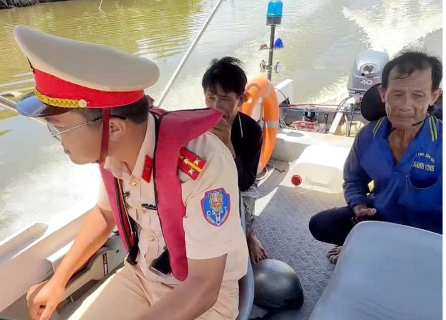 Cán bộ Cảnh sát giao thông đường thủy Ninh Qưới (Phòng CSGT) sử dụng cano chuyên dụng đưa ông Vũ Trung Kiên đến cơ sở y tế.