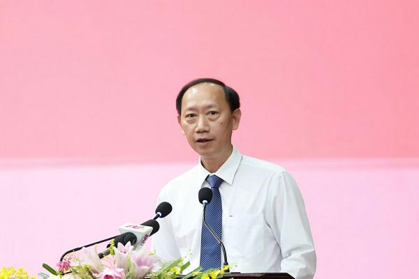 Ông Lê Nguyên Ngọc, Tỉnh ủy viên, Giám đốc Sở Văn hoá và Thể thao trả lời chất vấn.