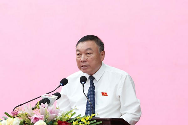 Ông Đinh Văn Tiên, Ủy viên Ban Thường vụ Tỉnh ủy, Giám đốc Sở Nông nghiệp và Môi trường trả lời chất vấn.