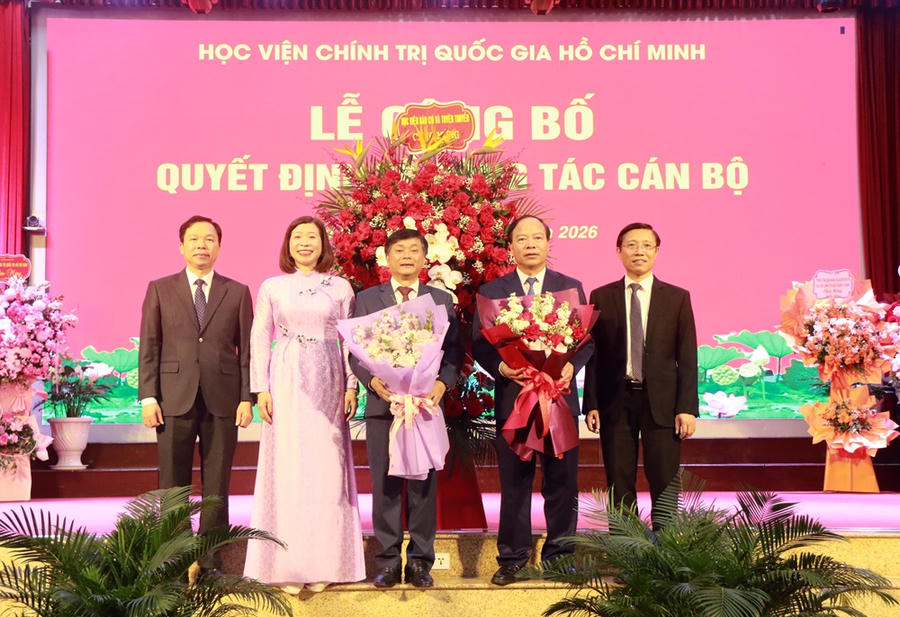 Ban Giám đốc Học viện tặng hoa chúc mừng PGS,TS. Phạm Minh Sơn và PGS,TS. Mai Đức Ngọc