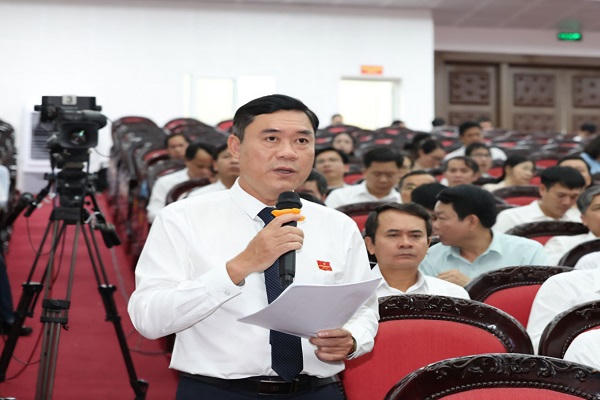 Đại biểu Ngô Thanh Tuân chất vấn các vấn đề liên quan đến ngành nông nghiệp.