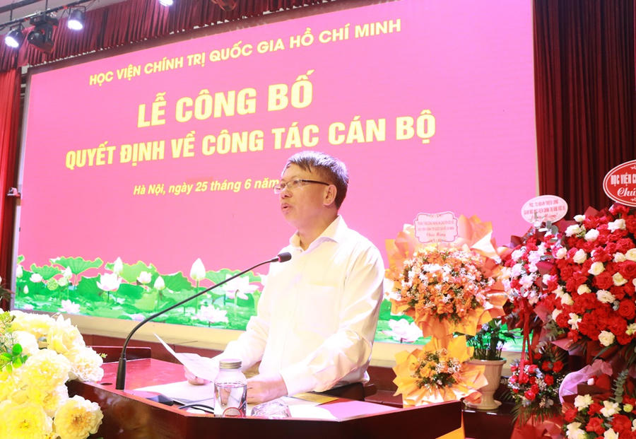 PGS,TS. Đinh Ngọc Giang, Vụ trưởng Vụ Tổ chức cán bộ công bố các quyết định bổ nhiệm