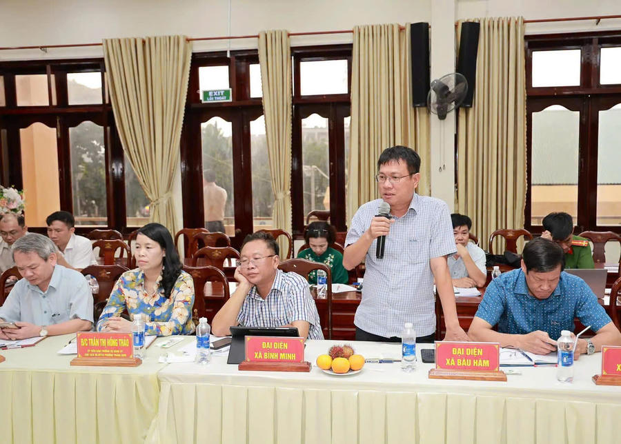 Đại biểu đại diện các xã phường trình bày ý kiến.
