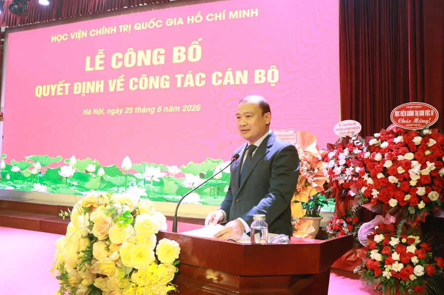 PGS,TS. Lê Hải Bình, Ủy viên Ban Chấp hành Trung ương Đảng, Phó Giám đốc thường trực Học viện Chính trị quốc gia Hồ Chí Minh phát biểu giao nhiệm vụ cho hai đồng chí được bổ nhiệm.