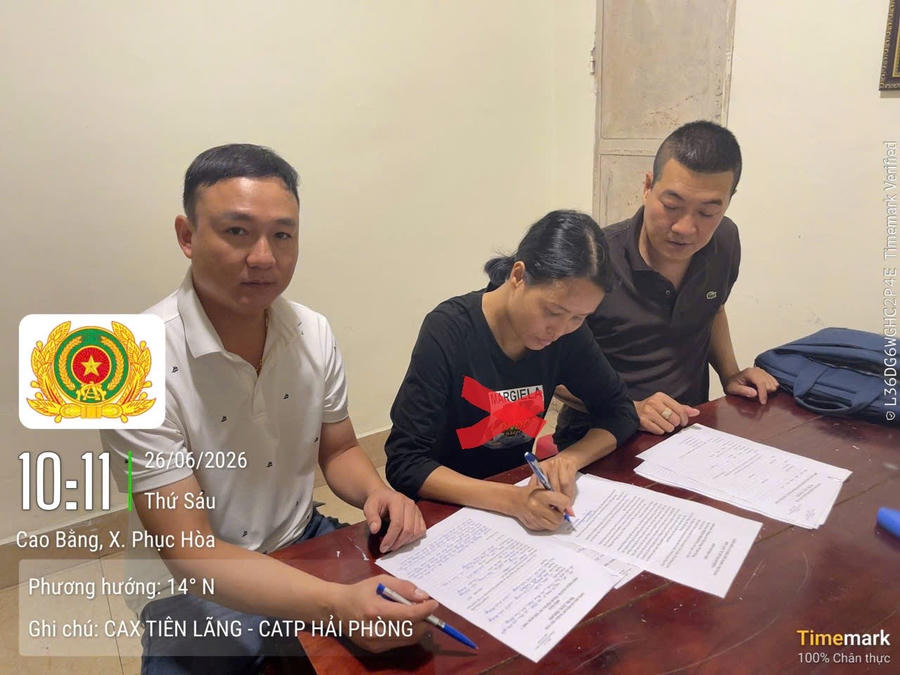 Công an xã Tiên Lãng làm thủ tục tiếp nhận Phạm Thị Hồng sau khi vận động đối tượng ra đầu thú.