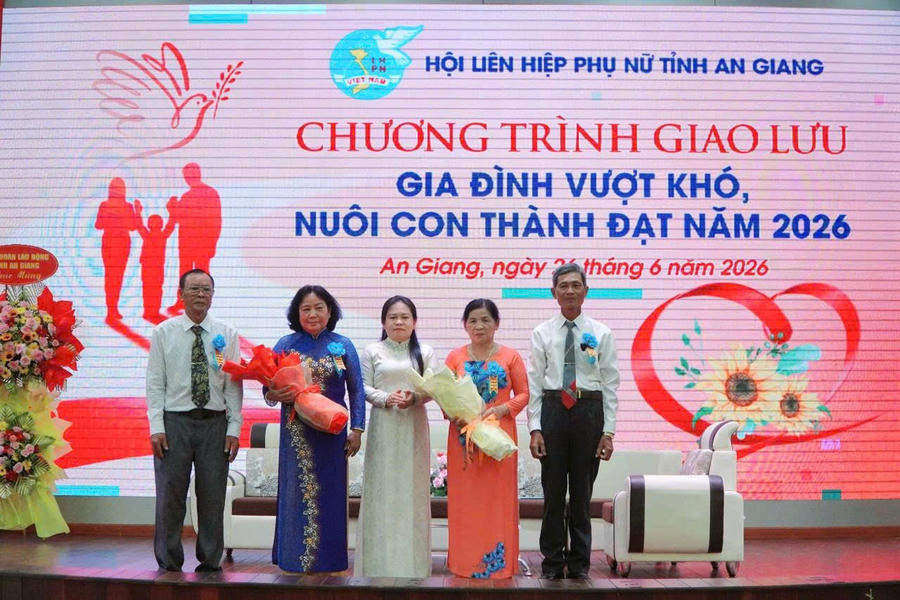 Bà Trương Thanh Thúy - Chủ tịch Hội Liên hiệp Phụ nữ tỉnh An Giang tặng hoa cho các hộ gia đình giao lưu. Bà Trương Thanh Thúy - Chủ tịch Hội Liên hiệp Phụ nữ tỉnh An Giang tặng hoa cho các hộ gia đình giao lưu.