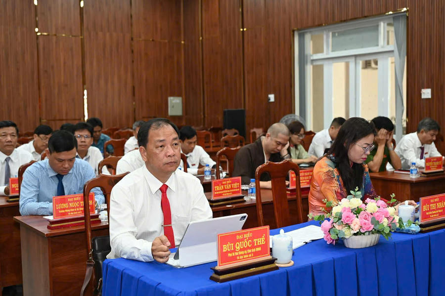 Các đại biểu tham dự kỳ họp.