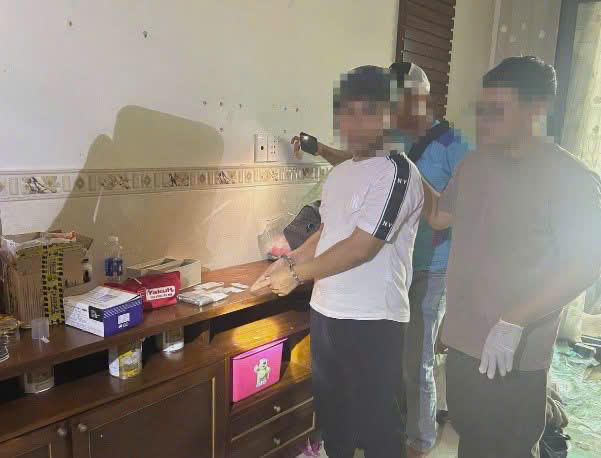 Đối tượng chỉ nơi cất giấu ma túy khi Công an khám xét nơi ở,