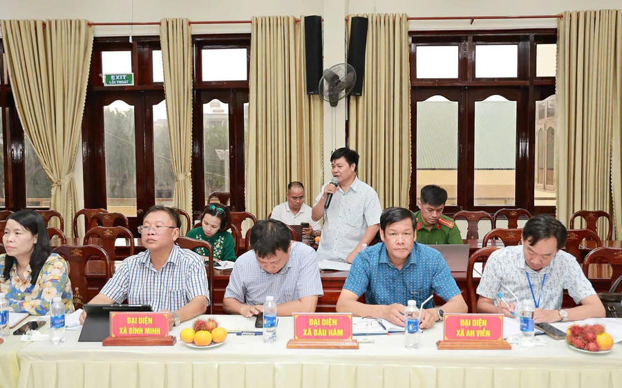 Đại diện ban, ngành trình bày ý kiến.